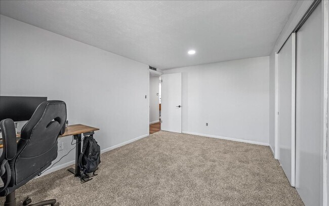 Building Photo - Newly Renovated Blackstone Gem!