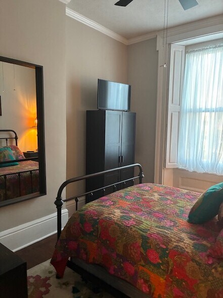 Building Photo - 605 SE Riverside Dr