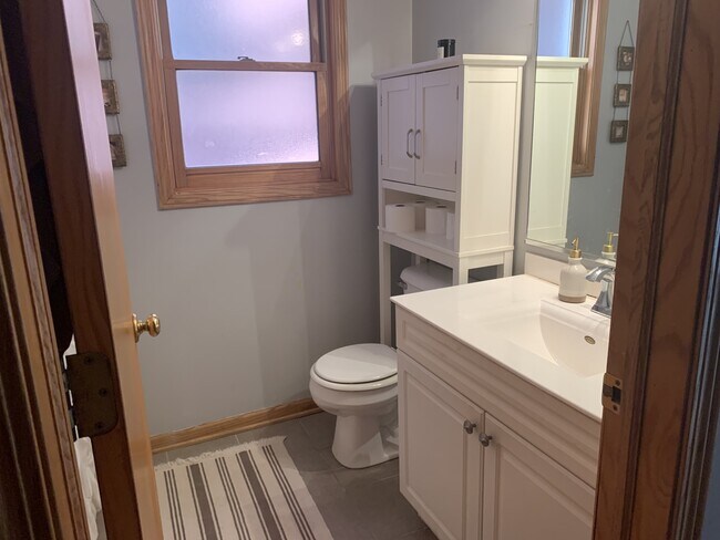 second full bath - 939 N Fairfield Ave