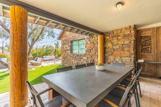 Building Photo - 4129 E Palo Verde Dr