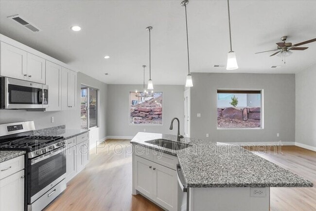 Building Photo - 2261 Tonaquint Dr