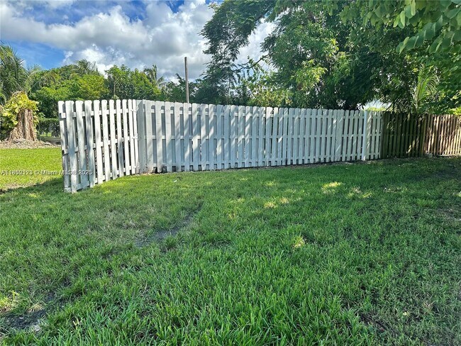 Building Photo - 15445 Hayes Ln