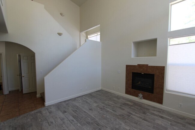 Building Photo - 1497 E Ivy Ln