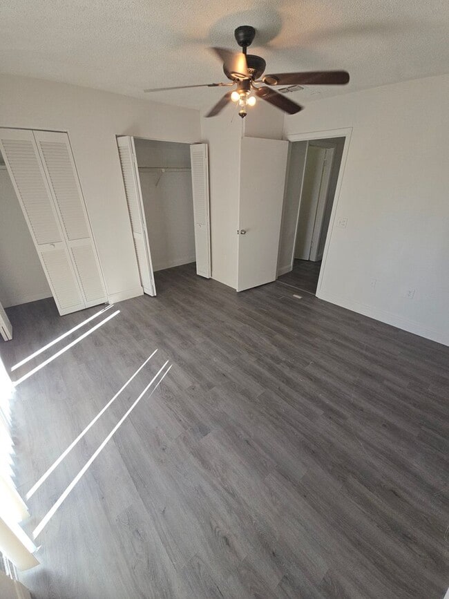 Building Photo - 2-Bedroom, 2-Bathroom Condo in Land O' Lakes