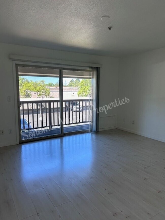 Building Photo - Spacious 2 bedroom, 1.5 bath condo in Ever...