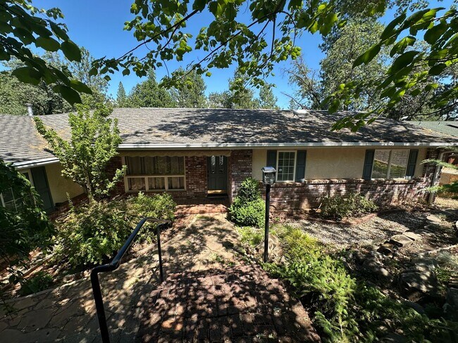 Building Photo - Stunning 4 Bedroom 3 Bathroom House with a...