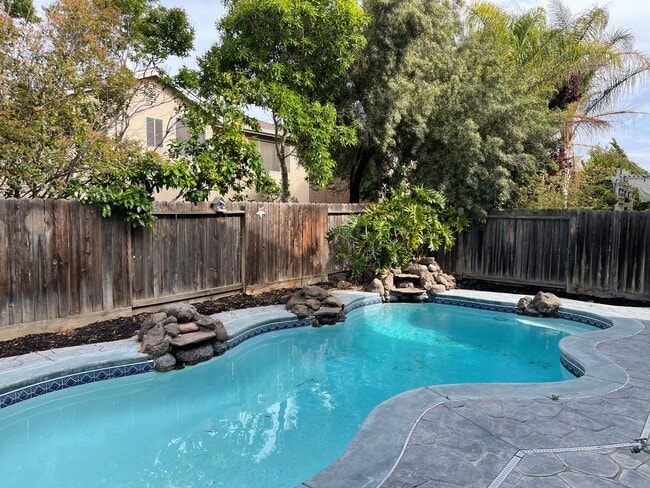 Building Photo - Beautiful 4 Bedroom 3 Bathroom with a pool