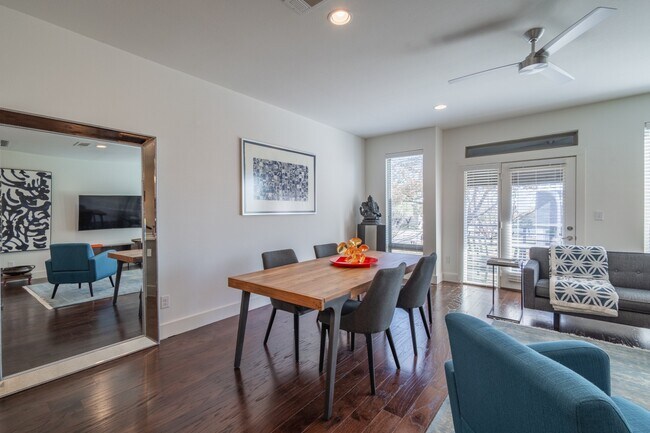 Building Photo - 2 Bed Option in East Dallas Townhome off Greenville Lakewood Neighborhood