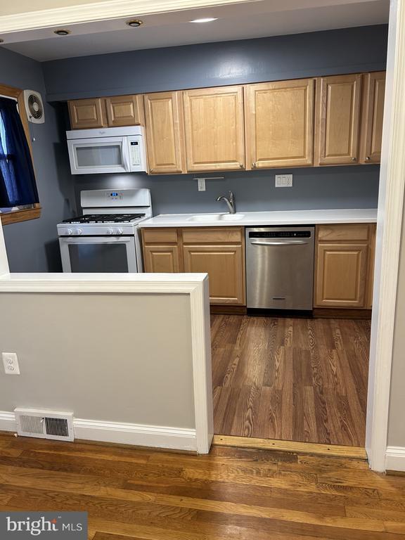 Building Photo - 1728 Redwood Ave