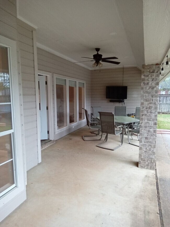 Building Photo - ****Woodlake South****MUST SEE**