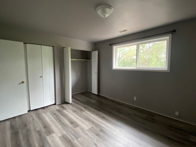 Building Photo - 213 Sunnyridge Ct
