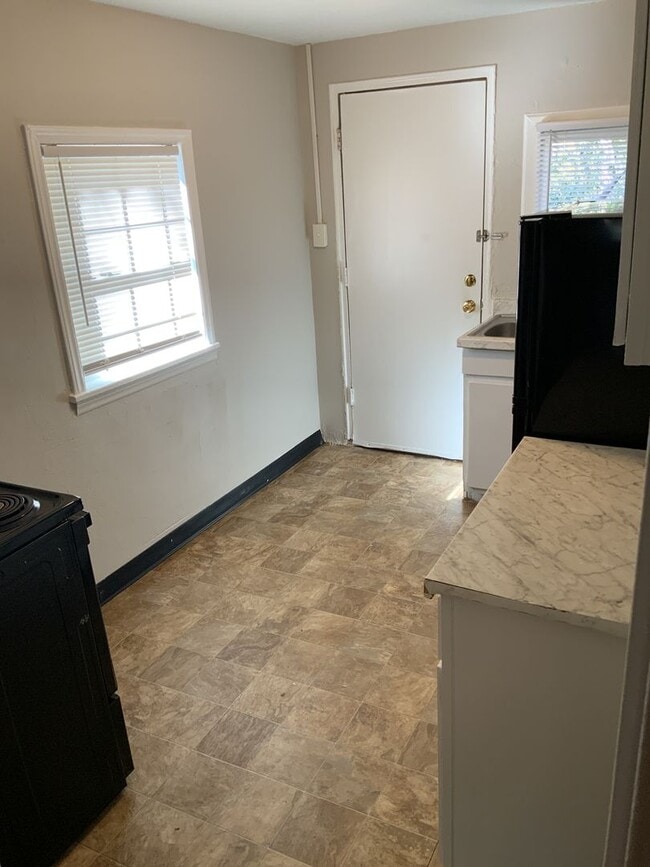 Building Photo - 1 bed 1bath duplex near Prisma health