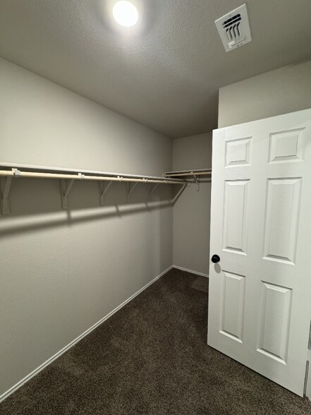 Building Photo - 402 Stone Vly Rd