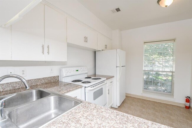 Building Photo - 9033 Rue Cambon St