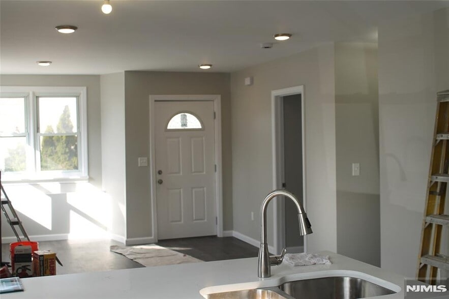 Building Photo - 519 Roosevelt Ave