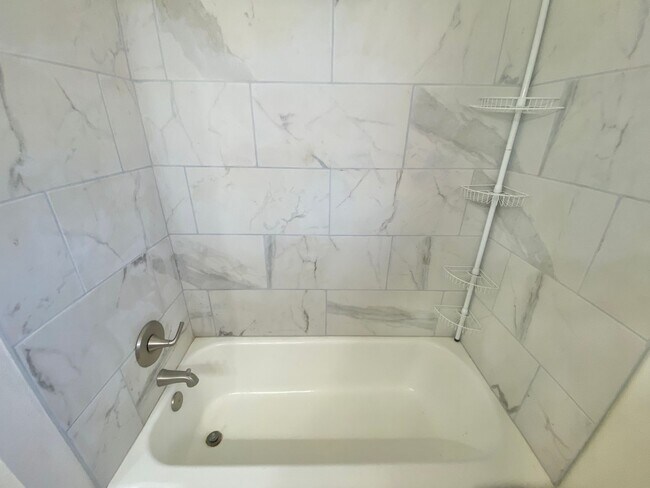 Building Photo - Newly remodeled 3 bed 2 bath now available (furniture incl.)