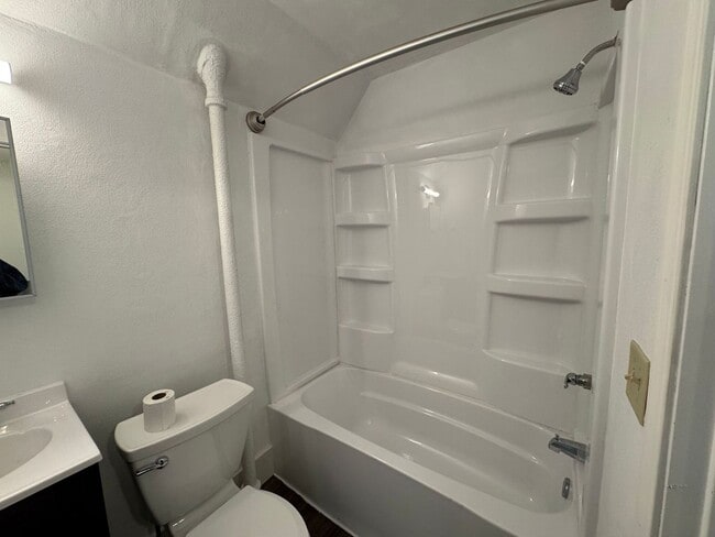 Building Photo - 2 Bedroom 1 Bathroom Duplex in Beloit, WI