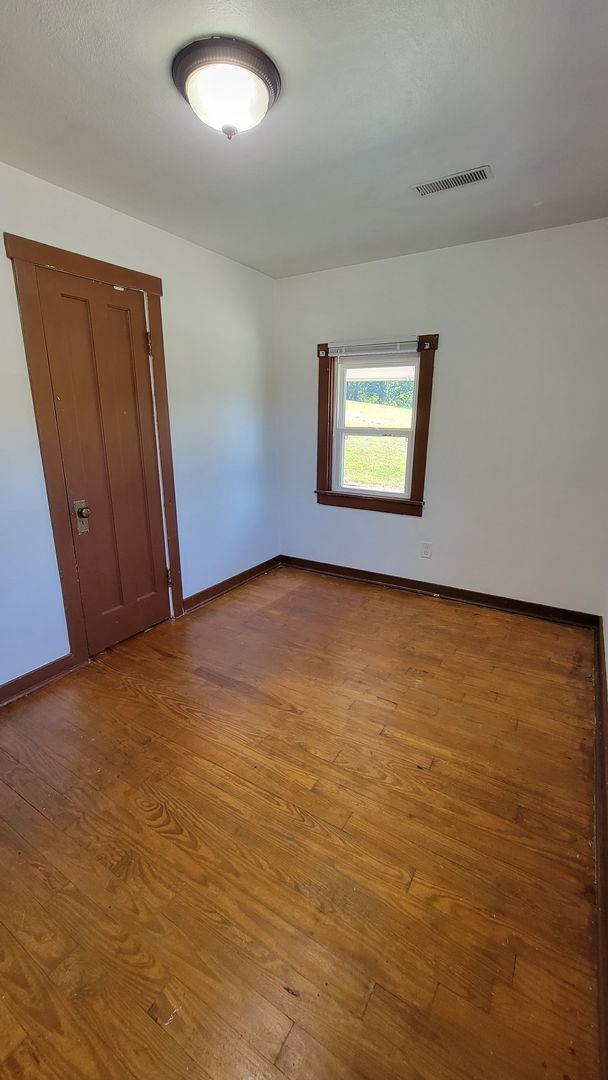 Building Photo - 2 bedroom House: Ellettsville! *Sign a 12-...