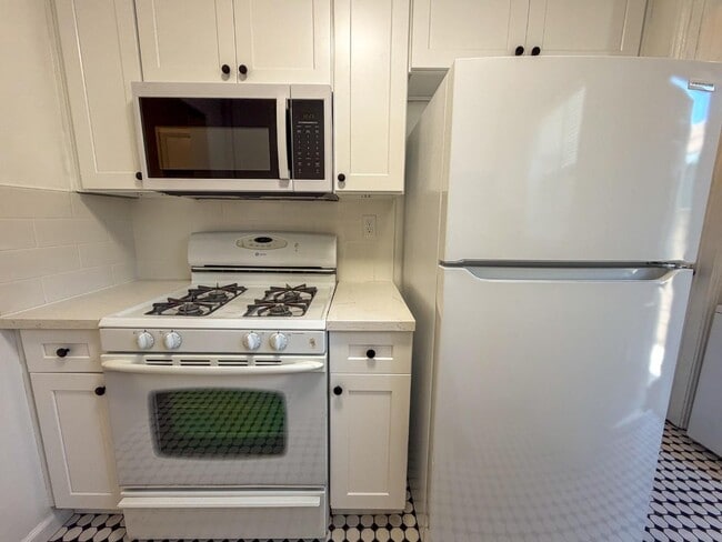 Building Photo - 810 E Chevy Chase Dr