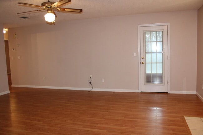 Building Photo - 305 Ashley Dr