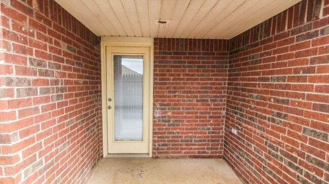 Building Photo - Private 3 Bedroom 3 Bath