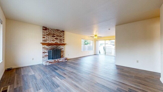 Building Photo - Bright 4 Bedroom 2 Full Bathroom Home with 2 Car Garage!