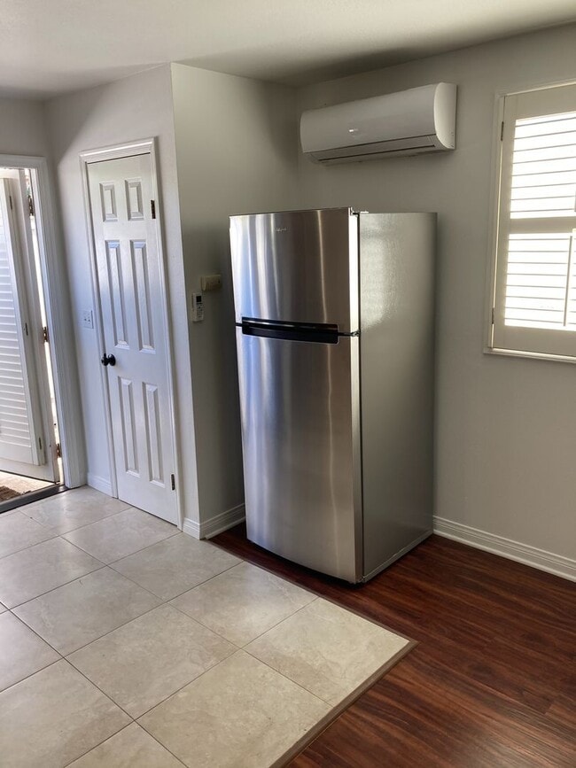 Building Photo - Studio for Rent