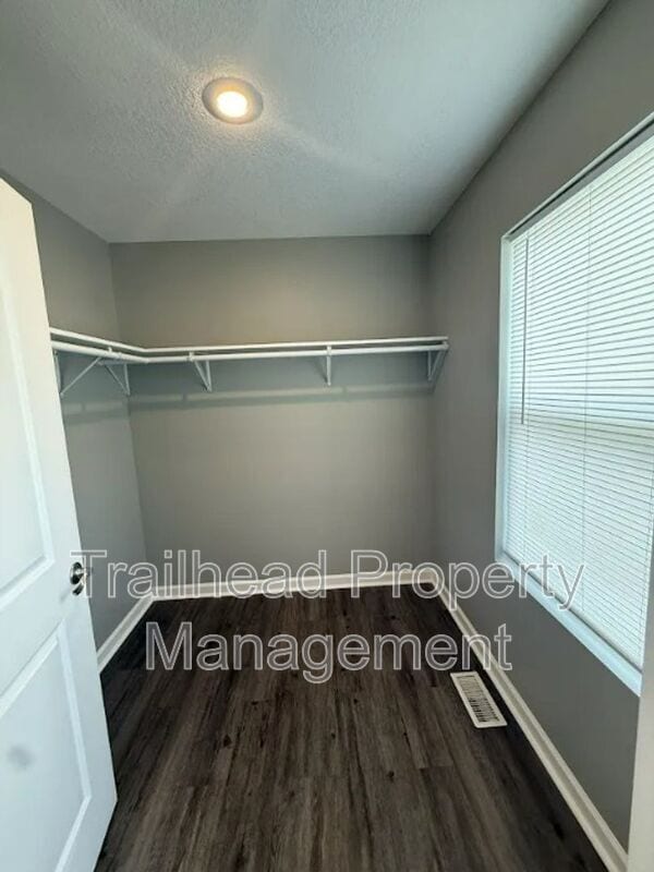Building Photo - 605 Hillcrest St