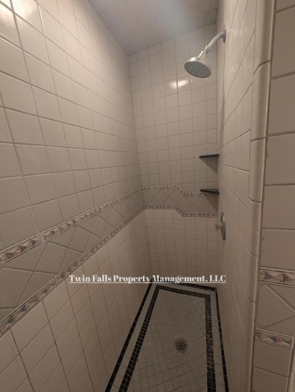 Building Photo - 917 Main St