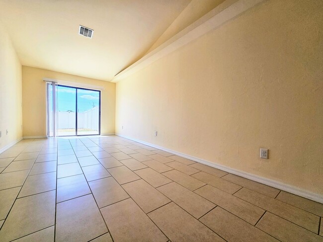 Building Photo - Stunning 3 Bed / 2 Bath Duplex w/ Garage –...
