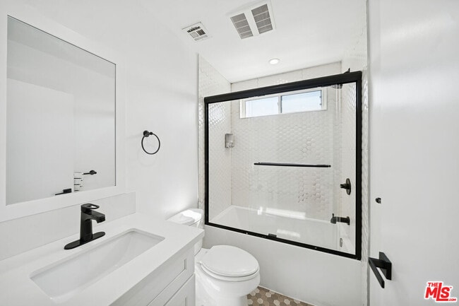 Building Photo - 835 N Harvard Blvd