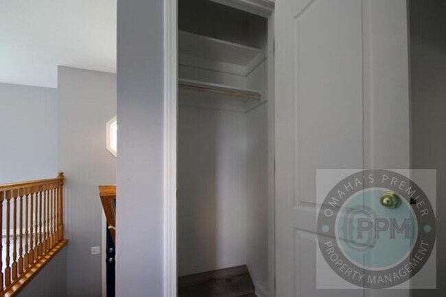 Building Photo - Beautiful 3Bd/2Ba Split entry in Omaha!