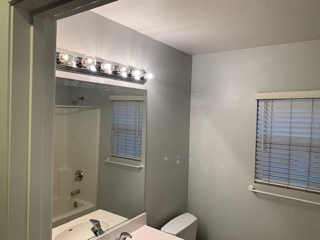 Building Photo - 1615 Carriage Cir