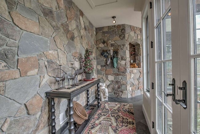 Building Photo - Winter Rental