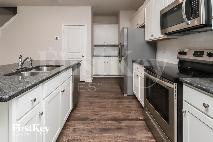 Building Photo - 2041 Cypress Village Dr NW