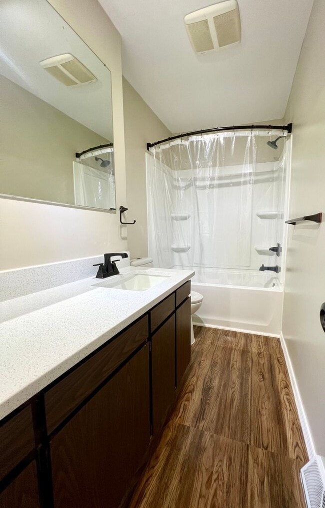 Building Photo - 3 Bedroom Duplex in Kalamazoo
