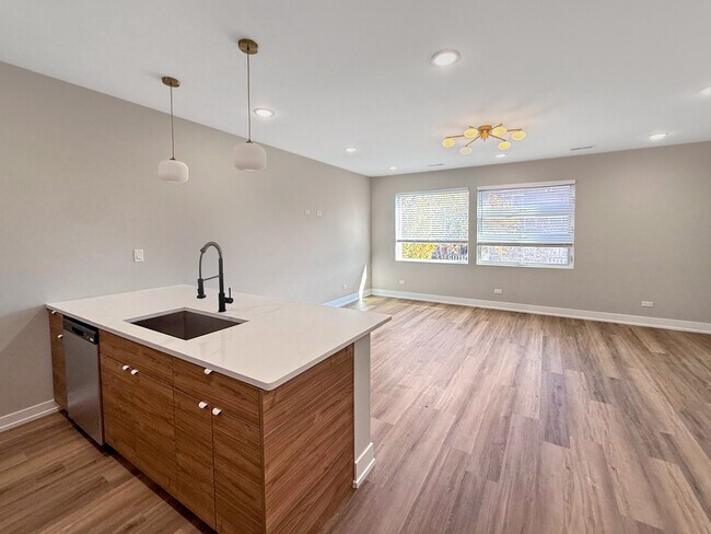 Building Photo - 6218 S King Dr