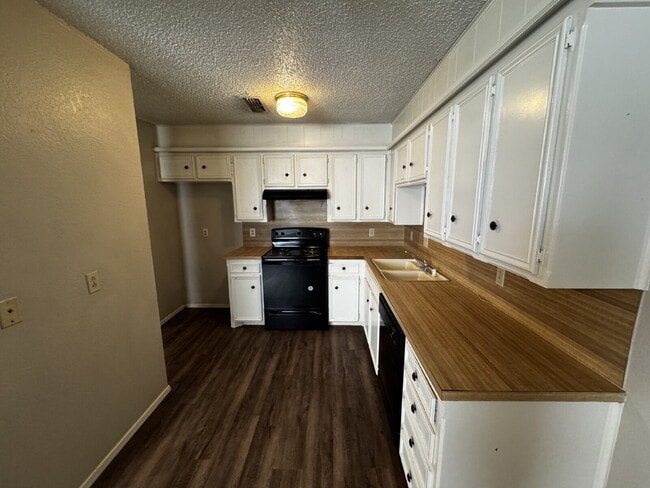 Building Photo - Beautiful One Bedroom Quadruplex on Cul-de...