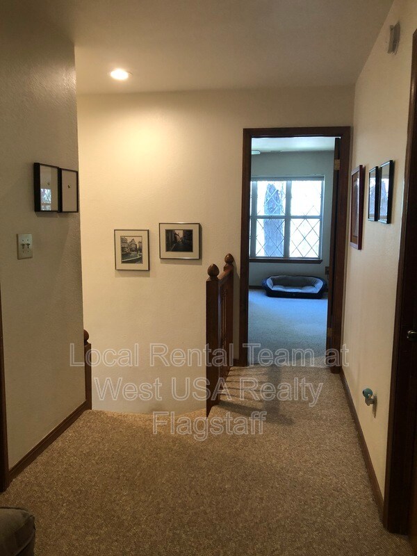 Building Photo - 3060 S Walkup Dr
