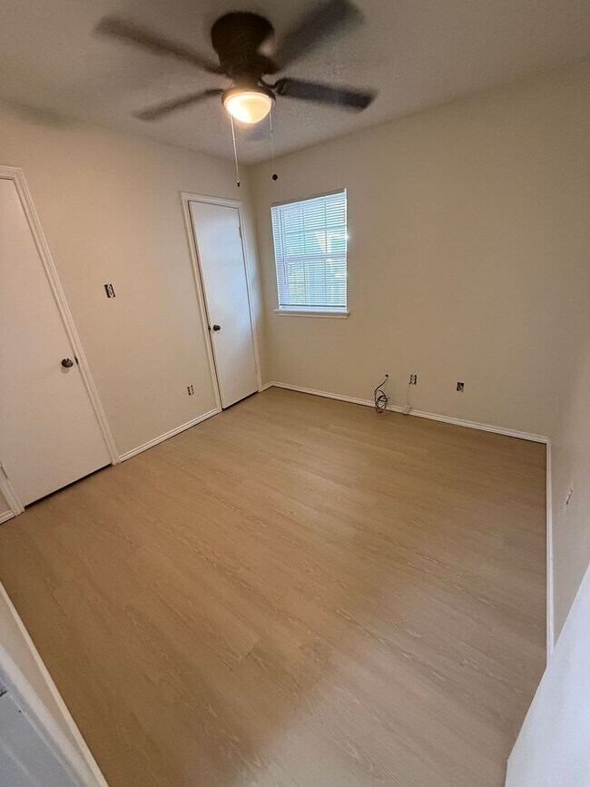 Building Photo - AVAILABLE NOW!! 3/2/2 near west end and LCU