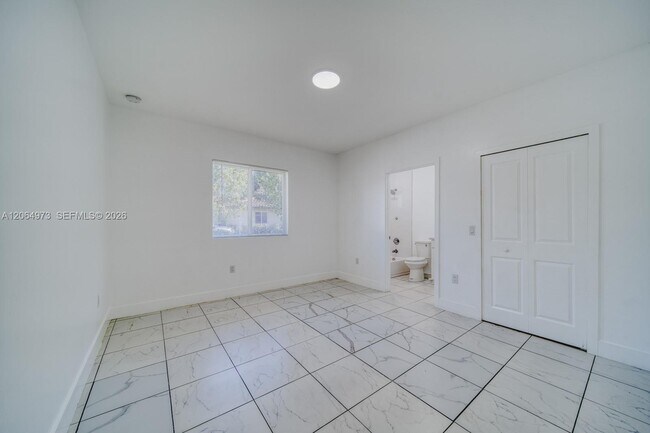Building Photo - 14708 NE 7th Ave