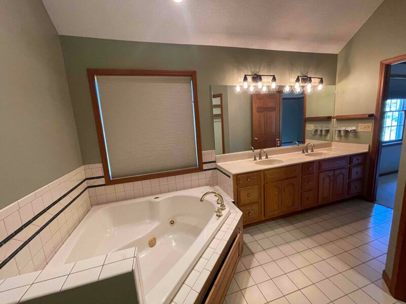 Building Photo - 1895 Highbank Dr