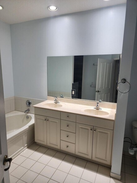 Building Photo - 460 Marbella Dr