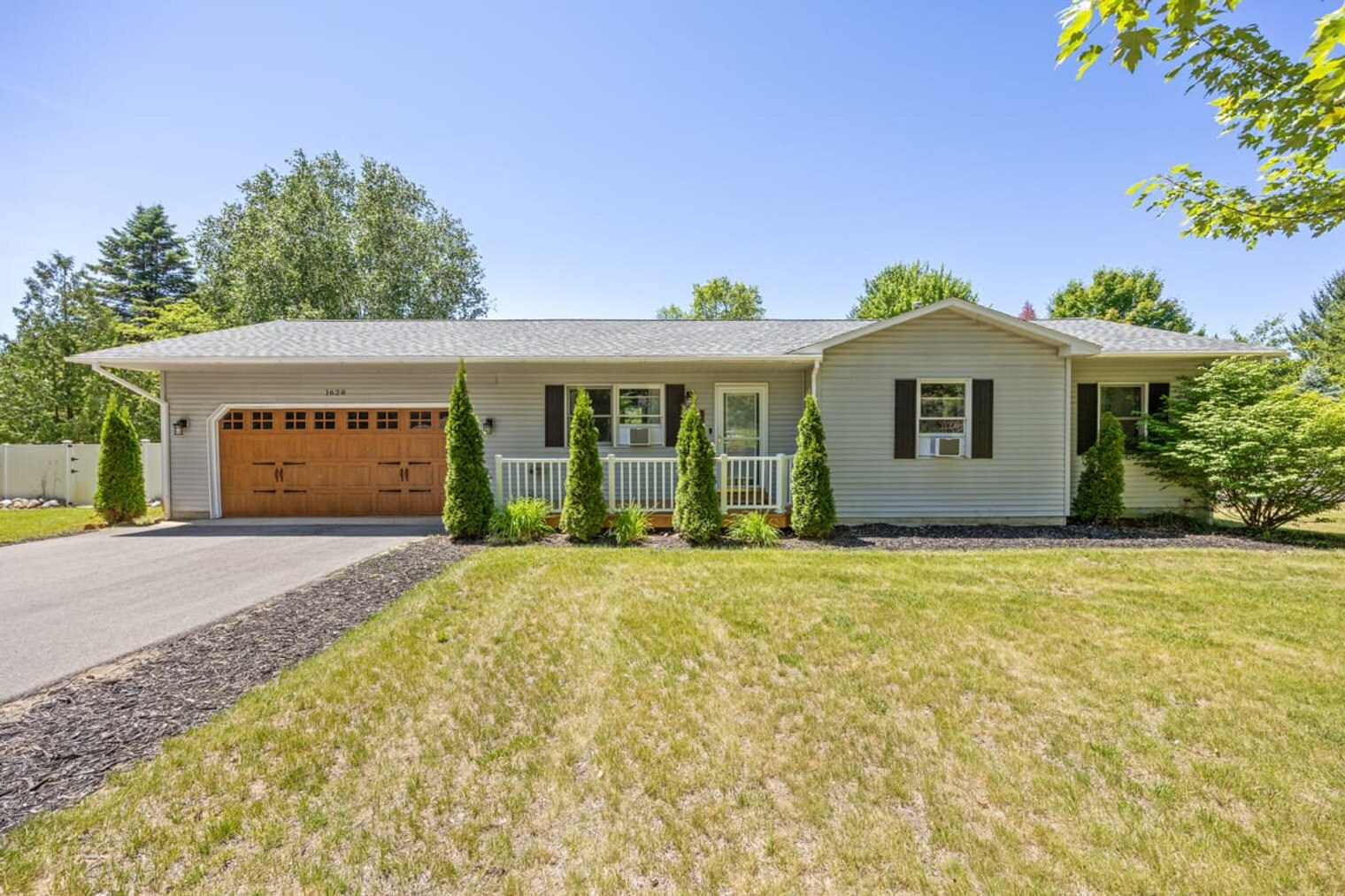 Building Photo - 1628 Green Lawn Dr