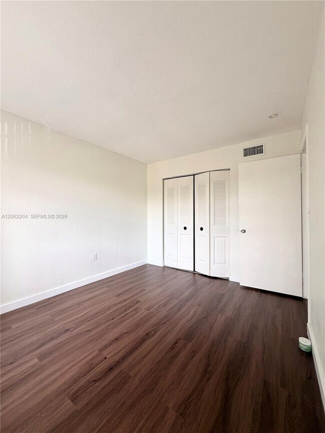 Building Photo - 10431 N Kendall Dr