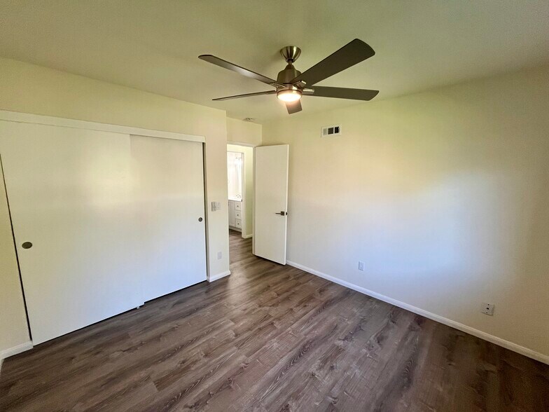 Building Photo - 2112 E Vista Way