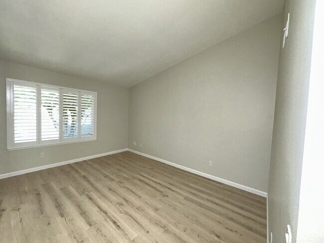 Building Photo - Enjoy Resort-Style 55+ Living in This Bright Camarillo Home