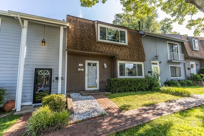 Building Photo - 110 Woodlake Dr