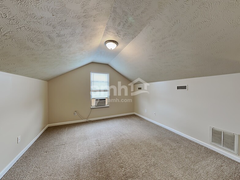 Building Photo - 2104 Erin Ln