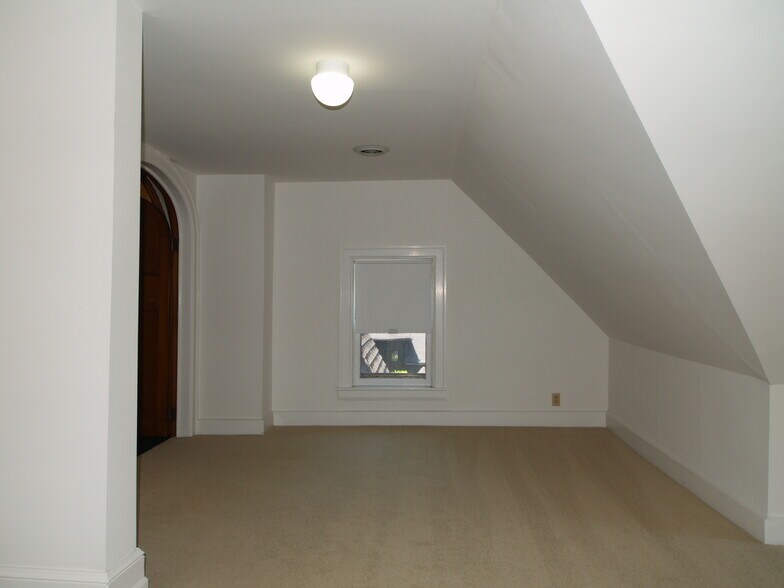 Building Photo - 390 Linwood Ave